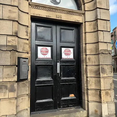 Quick Stop Double Bed Flat - Center Bradford (West Yorkshire)